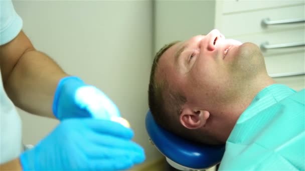 Documentário da Netflix orienta retirada de dentes e deixa dentistas em pânico